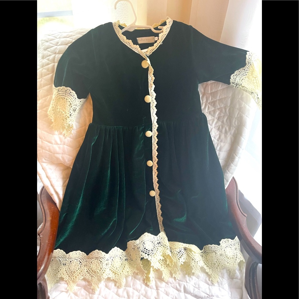 Comfy, Emerald green velveteen with lace